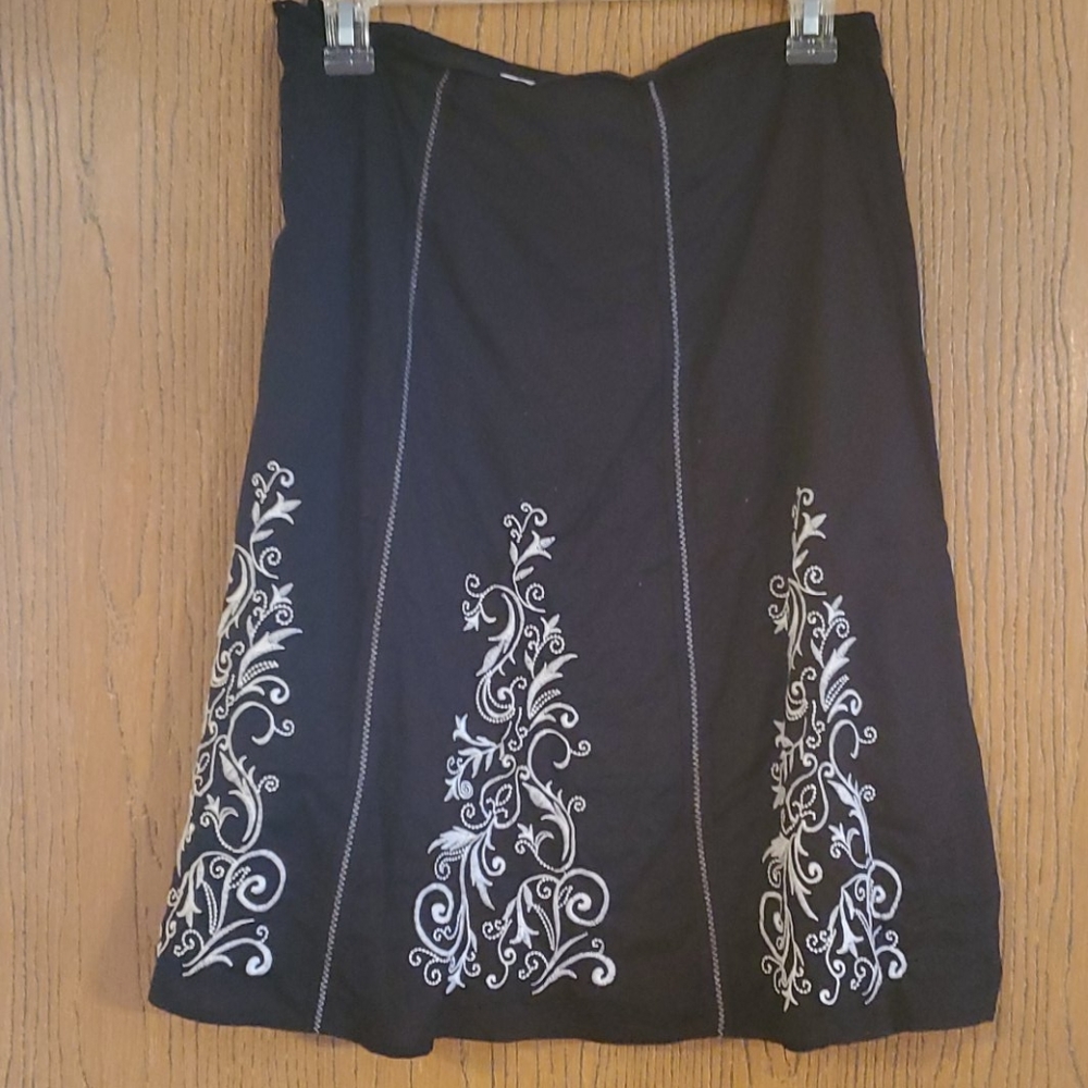 Embroidered skirt - Picture 3 of 3